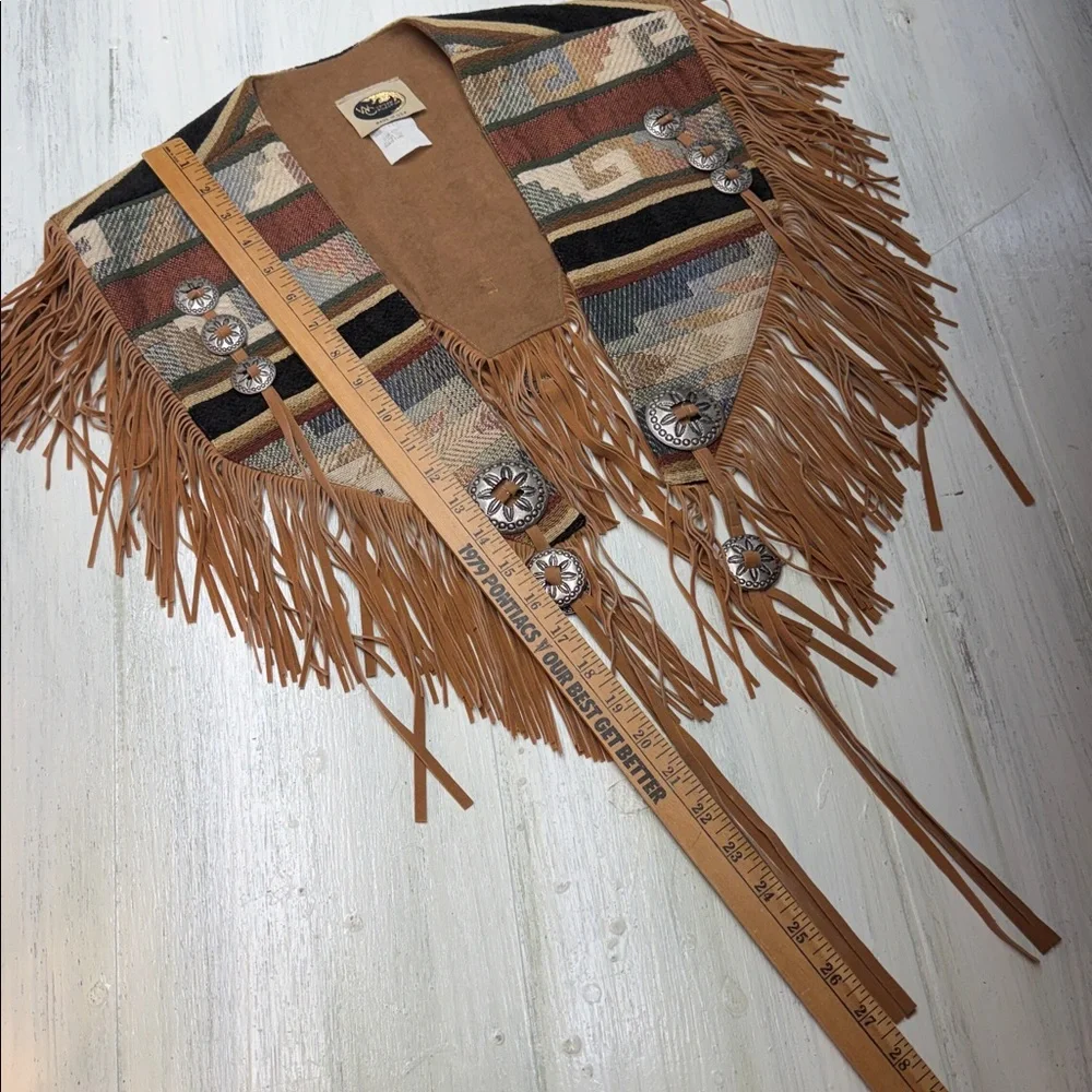 VTG Western Collection Fringed Shawl or Capelet w/ Silver Conchos Sz M - Picture 3 of 10